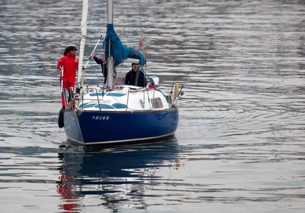 Un patrón realiza la maniobra de aproximación para atracar en el puerto deportivo de la ría.
