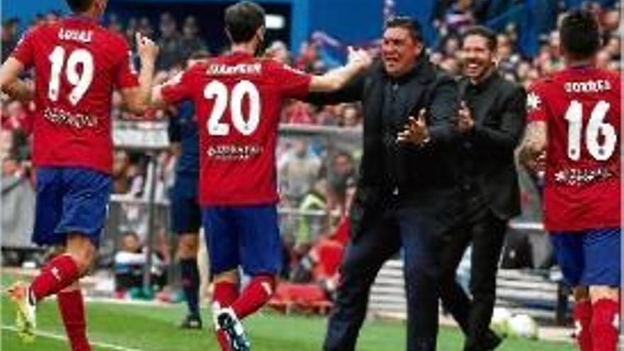 Juanfran corre per celebrar el seu gol amb Burgos i Simeone.