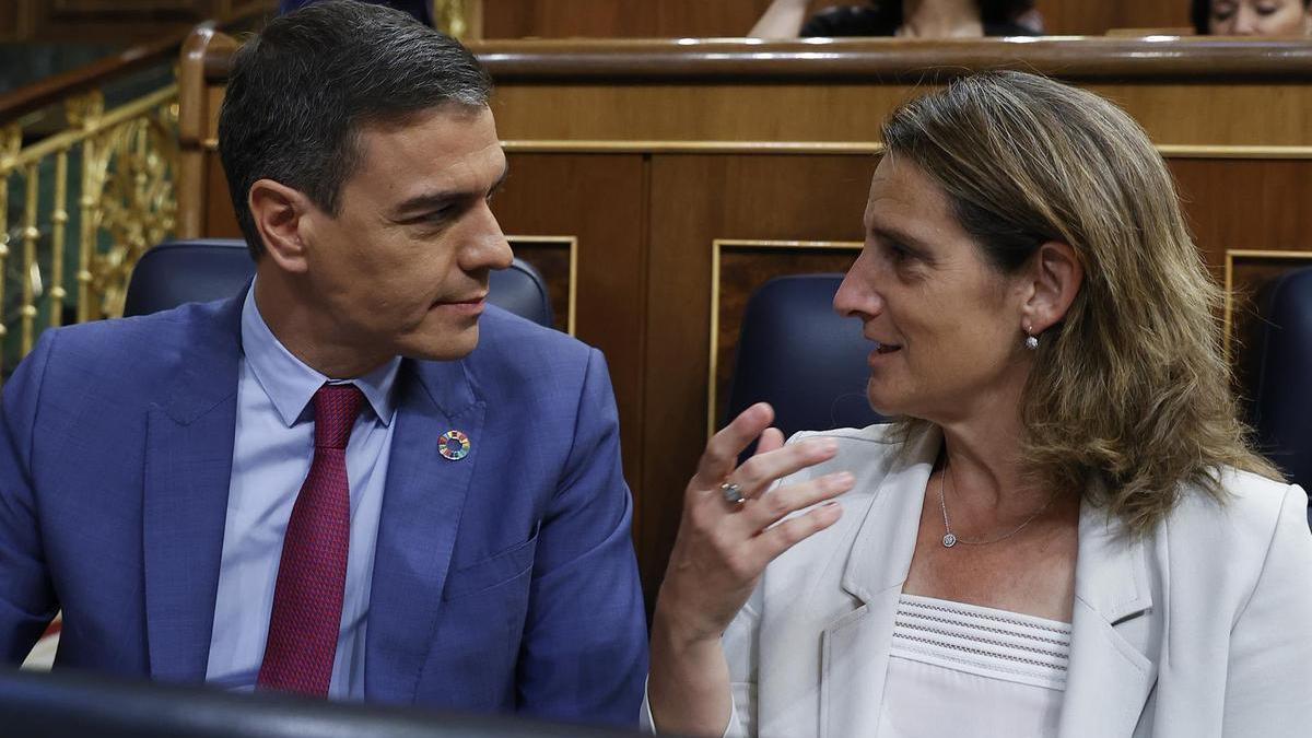 El presidente del Gobierno, Pedro Sánchez, y la vicepresidenta y ministra para la Transición Ecológica, Teresa Ribera.