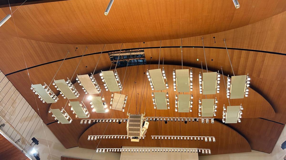 El techo de la sala Iturbi sin el panel que se ha roto durante los trabajos de conservación.