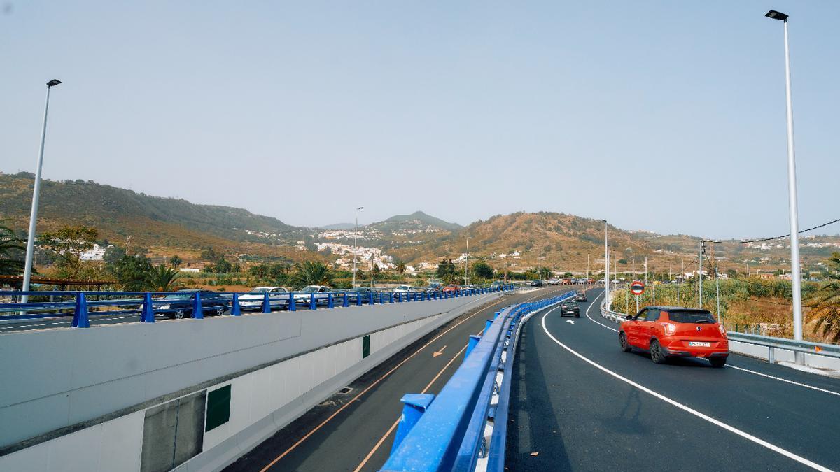 Vehículos transitando la nueva circunvalación este martes.