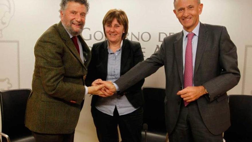 Por la izquierda, Ignacio García, Pilar Varela y Javier Sáenz de Jubera, ayer, en Oviedo.