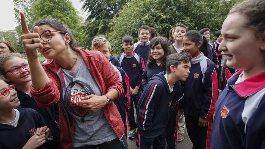 Llarina Arcoiza, con chaqueta roja, rodeada de alumnos del colegio de San Nicolás de Bari.