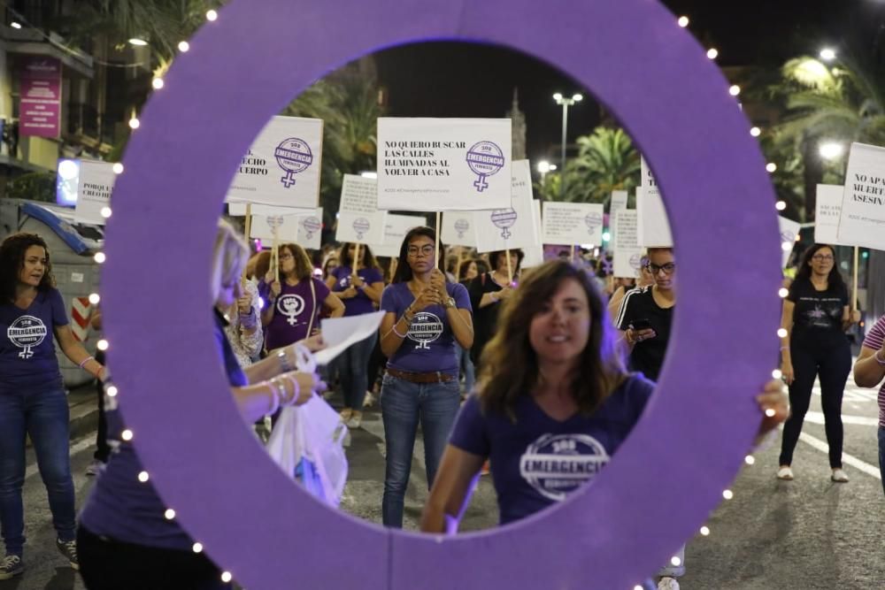 “No es no, lo demás es violación” y “La tumba del machismo, Alicante será”, son algunas de las consignas que se escuchado por las calles de la ciudad