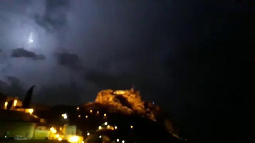 Los relámpagos iluminan el Castillo de Santa Bárbara durante la madrugada