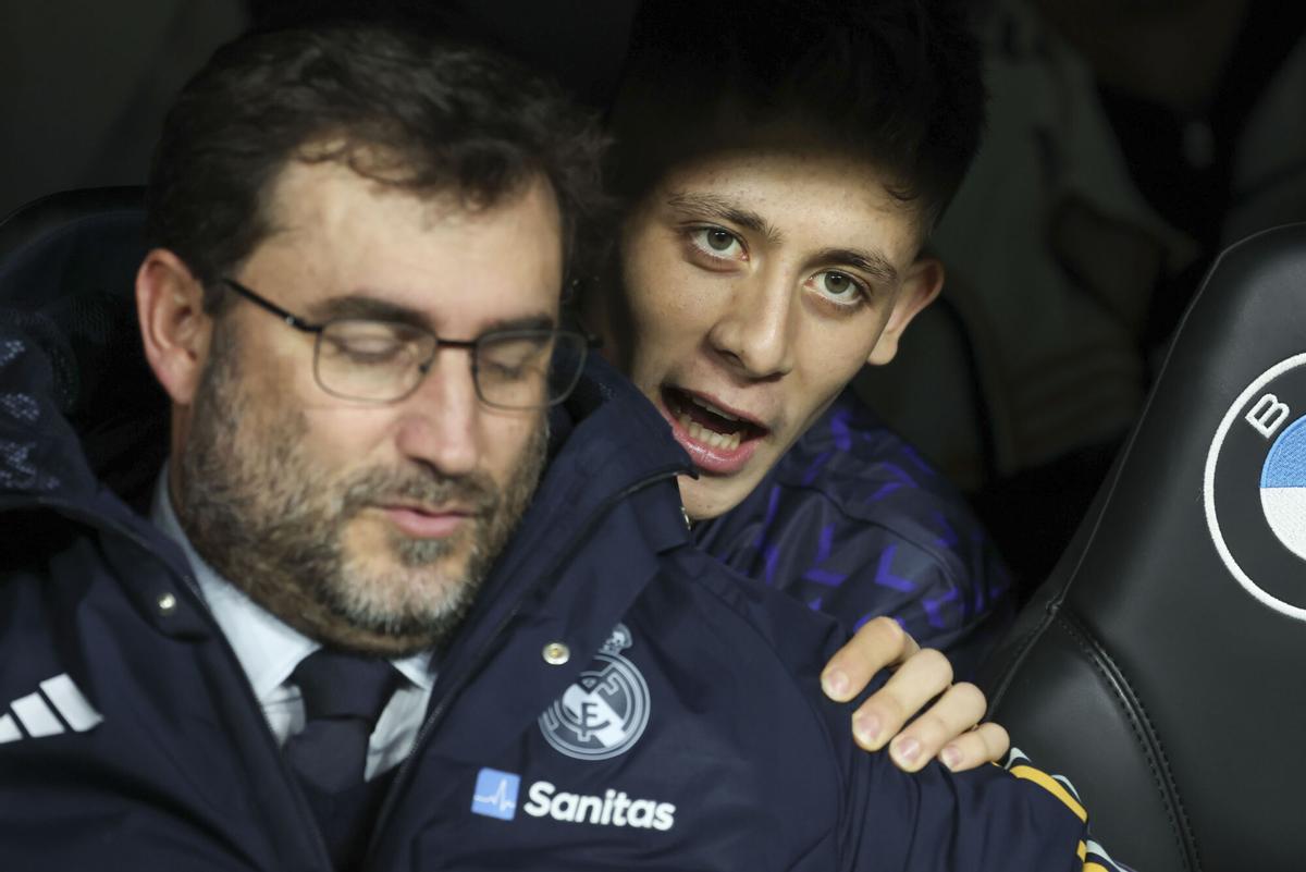 Arda Güler, en el banquillo del Bernabéu en un partido.