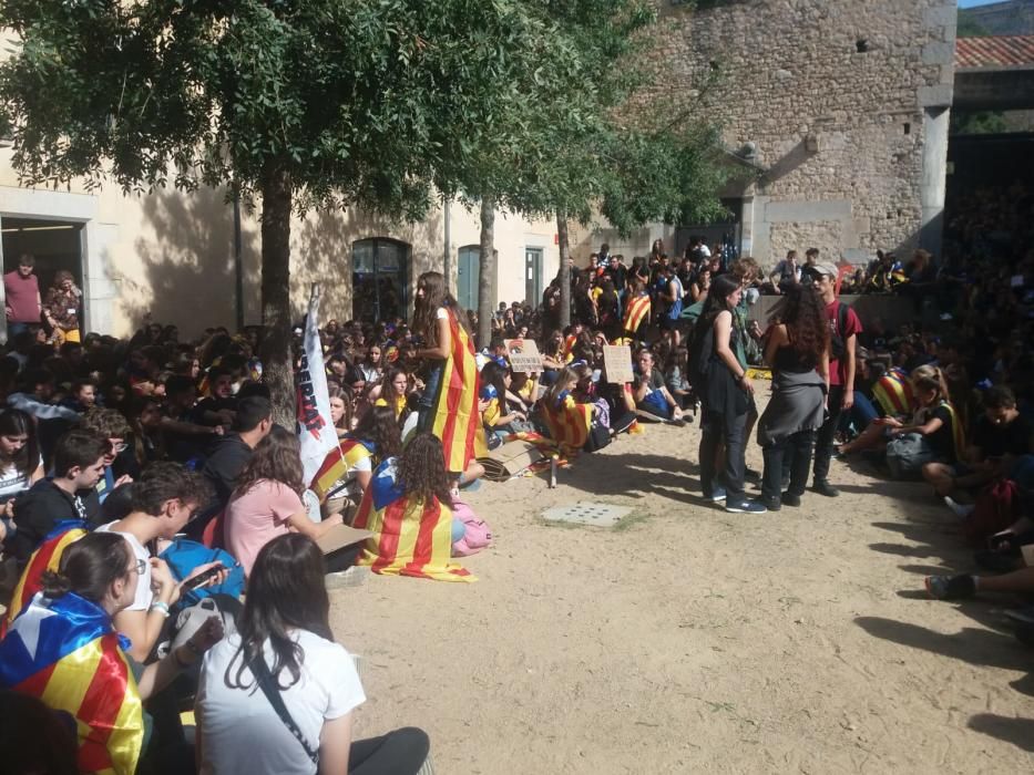 Manifestació d'estudiants contra la sentència del procés pels carrers de Girona