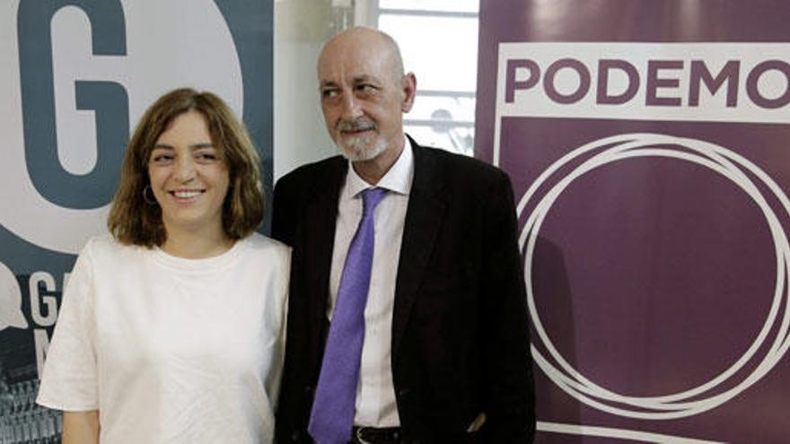 Mayer junto al secretario de Podemos en Madrid.