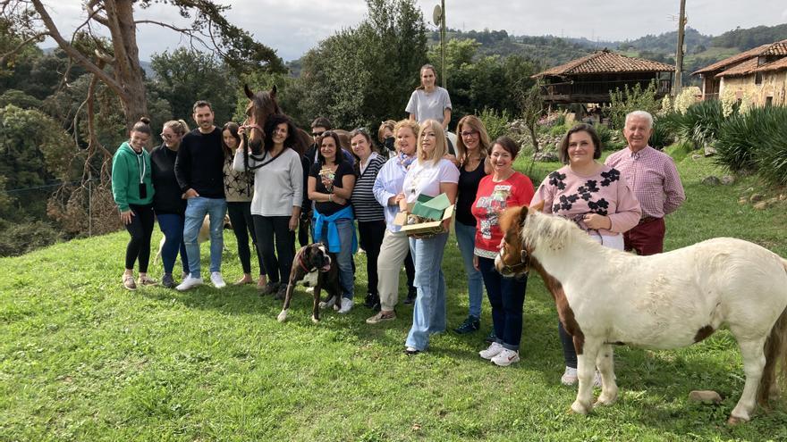 Afectados por fibromialgia en Asturias envían un bote con excrementos de caballo y semillas a los políticos: &quot;Nos sentimos una mierda&quot;