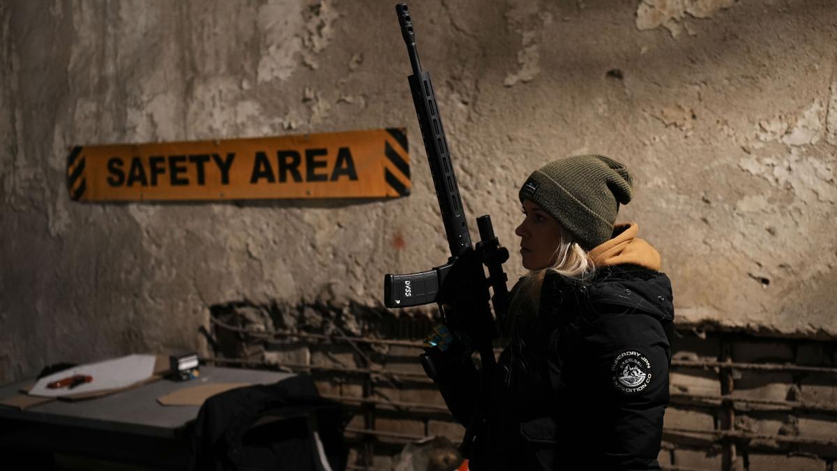 Una mujer ucraniana participa en un entrenamiento de tiro en una base militar cercana a Odessa
