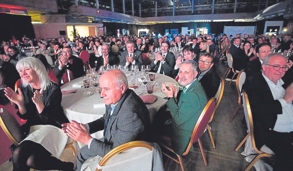 Una de les taules del sopar, amb Sergi Guillot, director general de Prensa ibérica; Miquel Noguer, president de la Diputació de Girona; Xavier Guitart, delegat del Govern; Josep Callol, director de Diari de Girona; Maneu Fernández, gerent de Diari de Girona; Marc Lamuà, diputat del PSC al Congrés; Marta Madrenas, diputada de Junts al Congrès; Pere Parramon, subdelegat del Govern central a Girona; i Jaume Fàbrega, president de la Cambra de Comerç de Girona.
