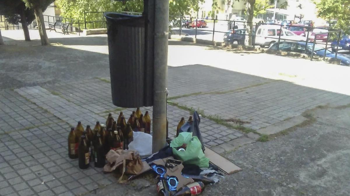 Restos de bebidas en una vía urbana.