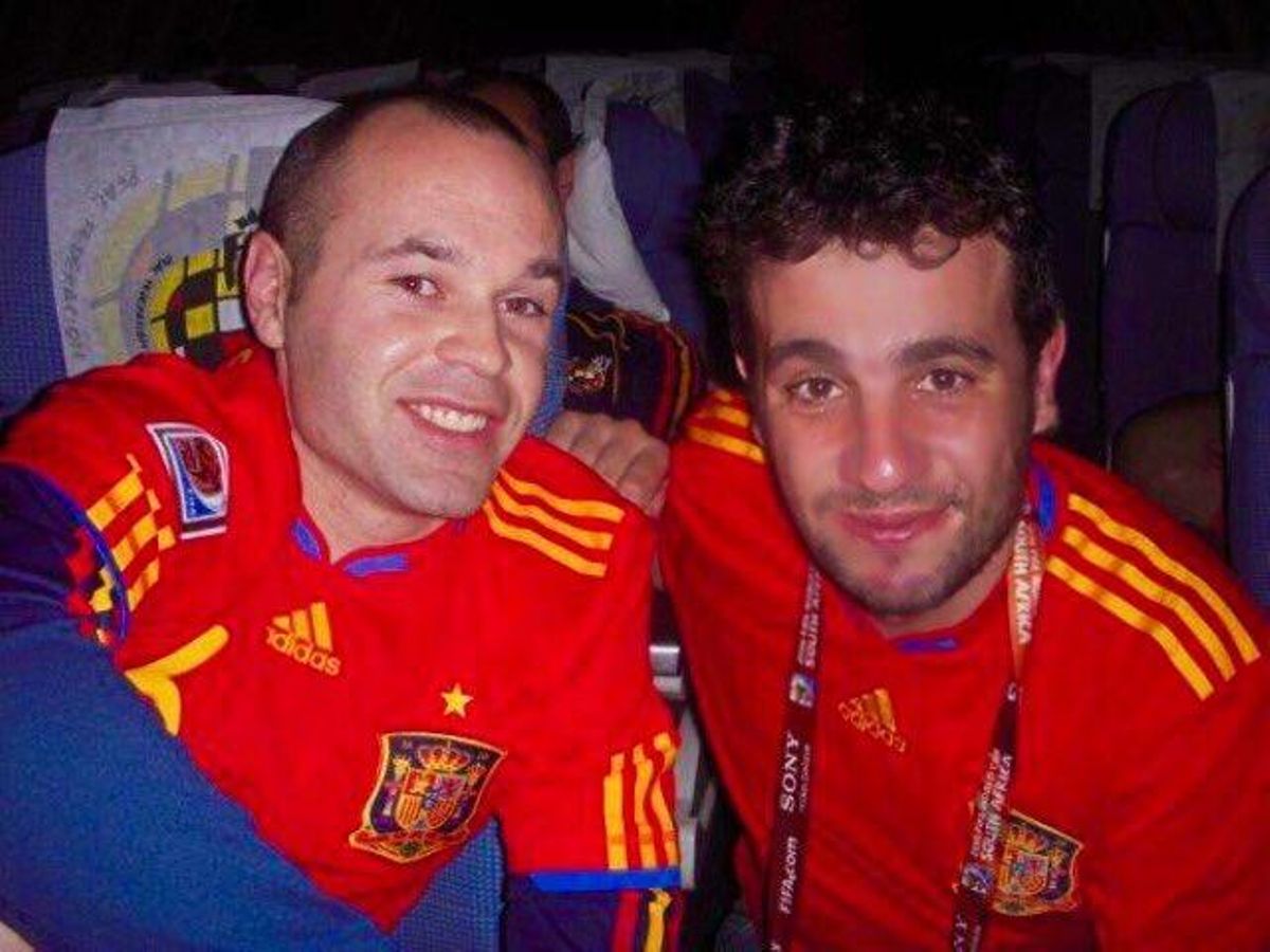 Antonio Muelas y Andrés Iniesta, tras el Mundial de 2010