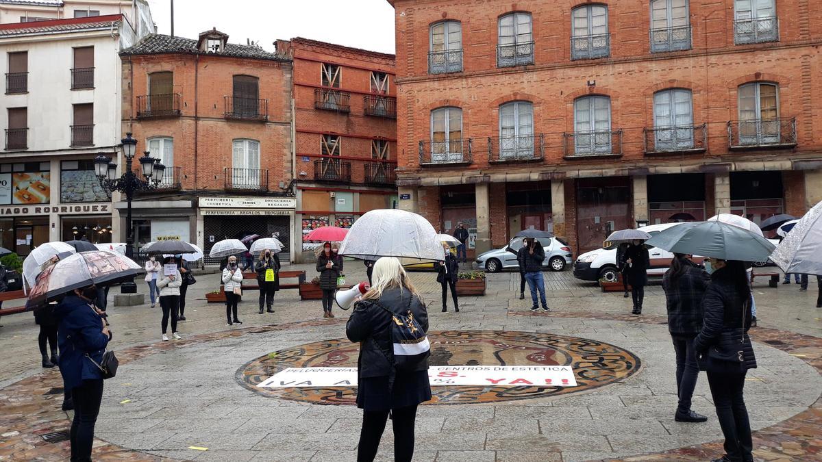 Profesionales del sector en la concentración de esta mañana.