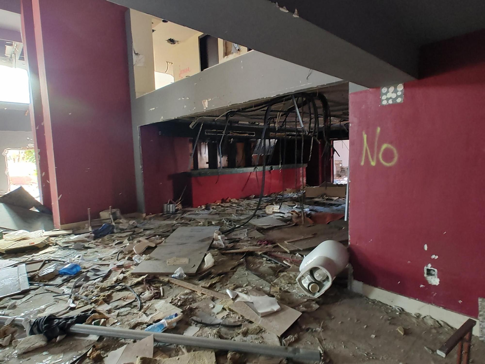 GALERÍA DE FOTOS | Abandonada, en ruinas y llena de grafitis: así está lo que queda de la discoteca Pirámide en pleno 2024