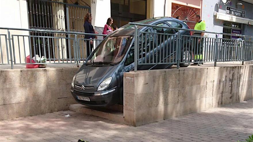 El coche atrapado en las escaleras, en el centro de Bétera.