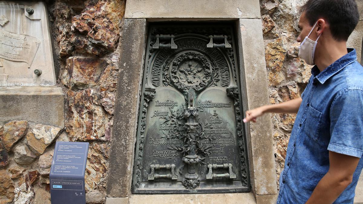 Panteón de la familia Valls i Vicens, con una obra de Domènech i Montaner.