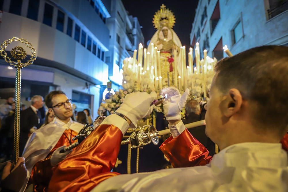 La imagen de María Santísima de la Victoria procesiona por primera vez en Torrevieja portada por 21 costaleros y costaleras