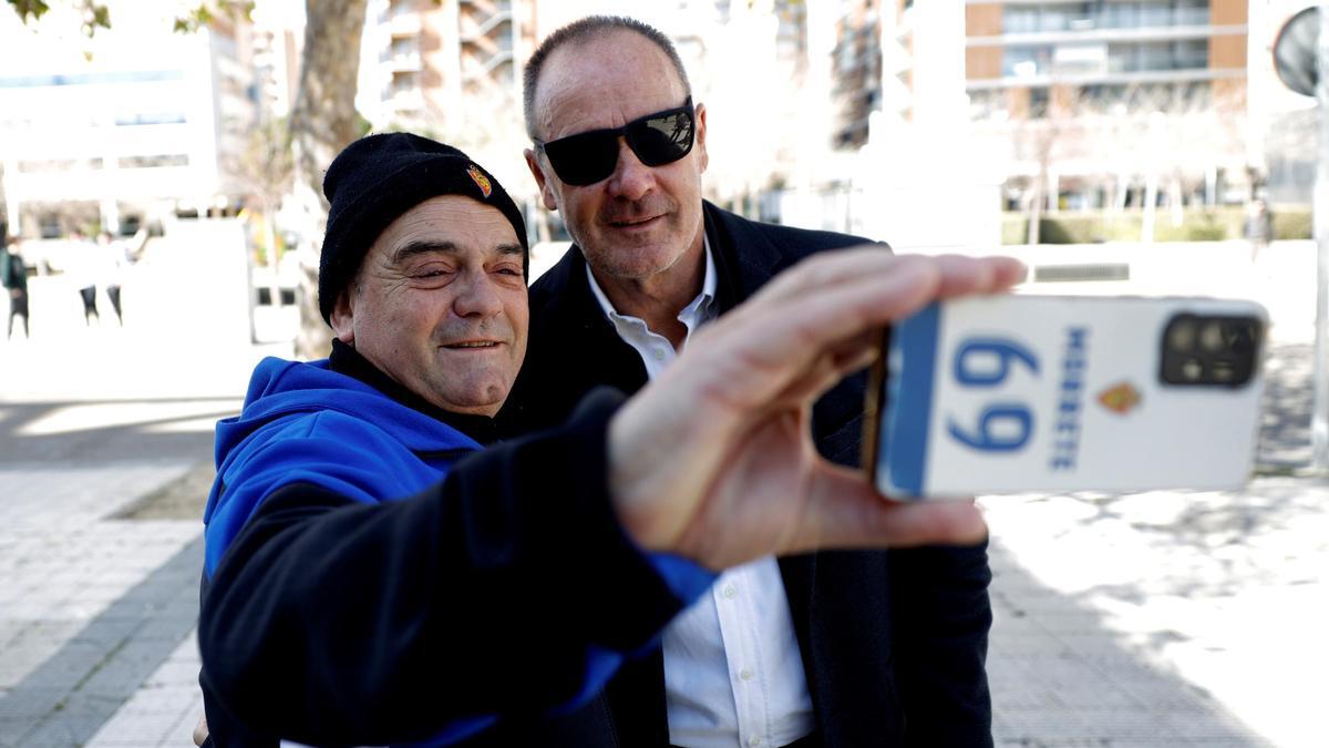 Víctor Fernández se hace una foto con un aficionado antes de su presentación.