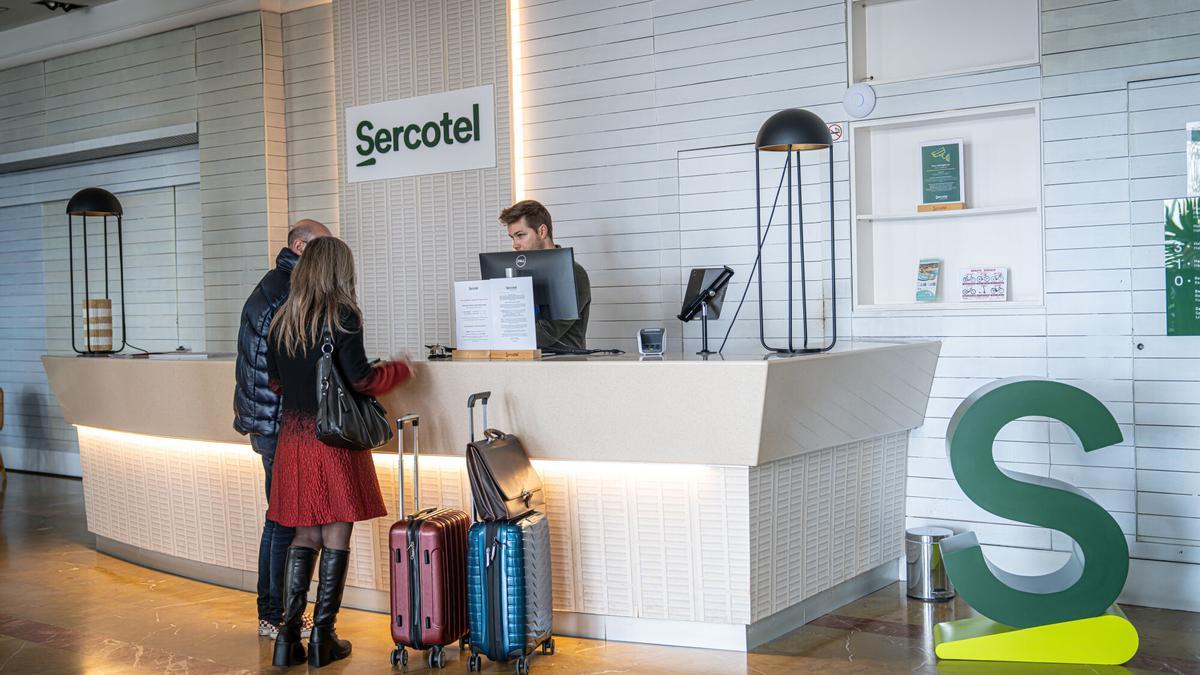 Clientes en la recepción de uno de los hoteles de la cadena Sercotel en Catalunya.