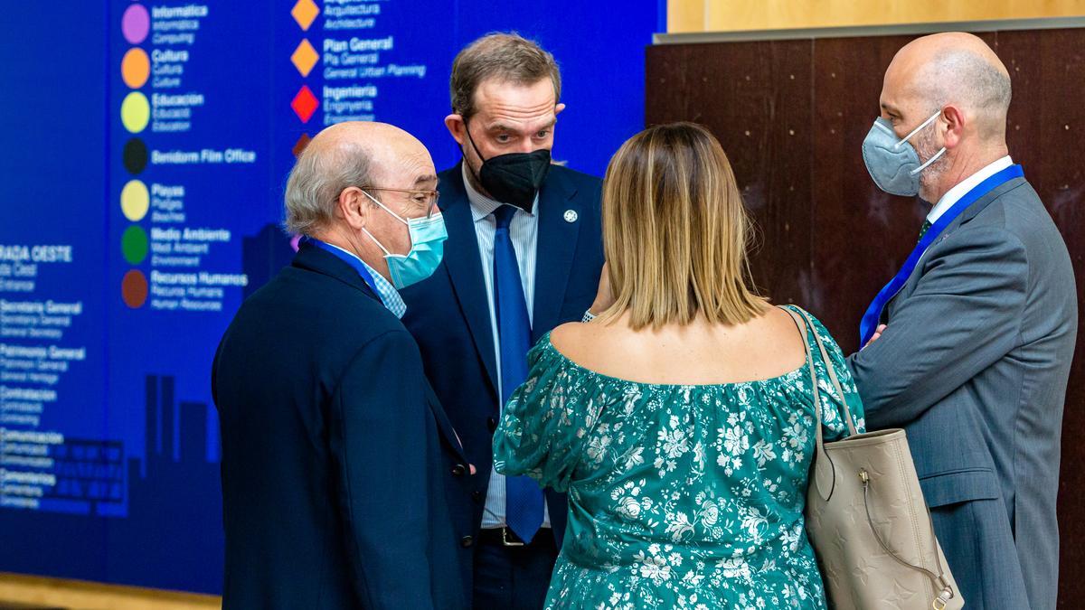 El secretario de Estado de Turismo junto a representantes de Hosbec.