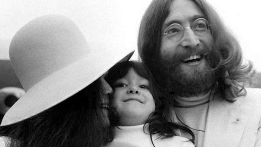 Yoko Ono, Sean y John Lennon, para los que trabajó Rosaura López en su piso de Manhattan.