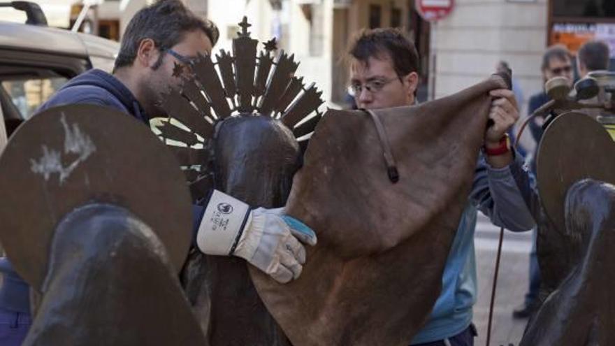 Operarios de una fundición repararon ayer la corona de la Virgen del Misteri, que había quedado incompleta tras sufrir actos vandálicos a finales de agosto.