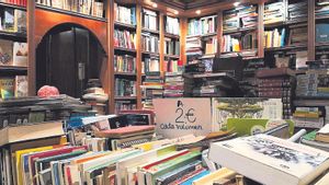 Interior de la librería La Casa de la Troya, en Madrid.