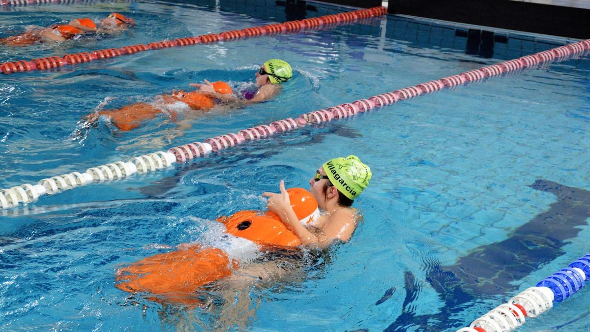 La piscina de Vilagarcía acoge la primera competición oficial de su historia con la Liga Gallega de salvamento
