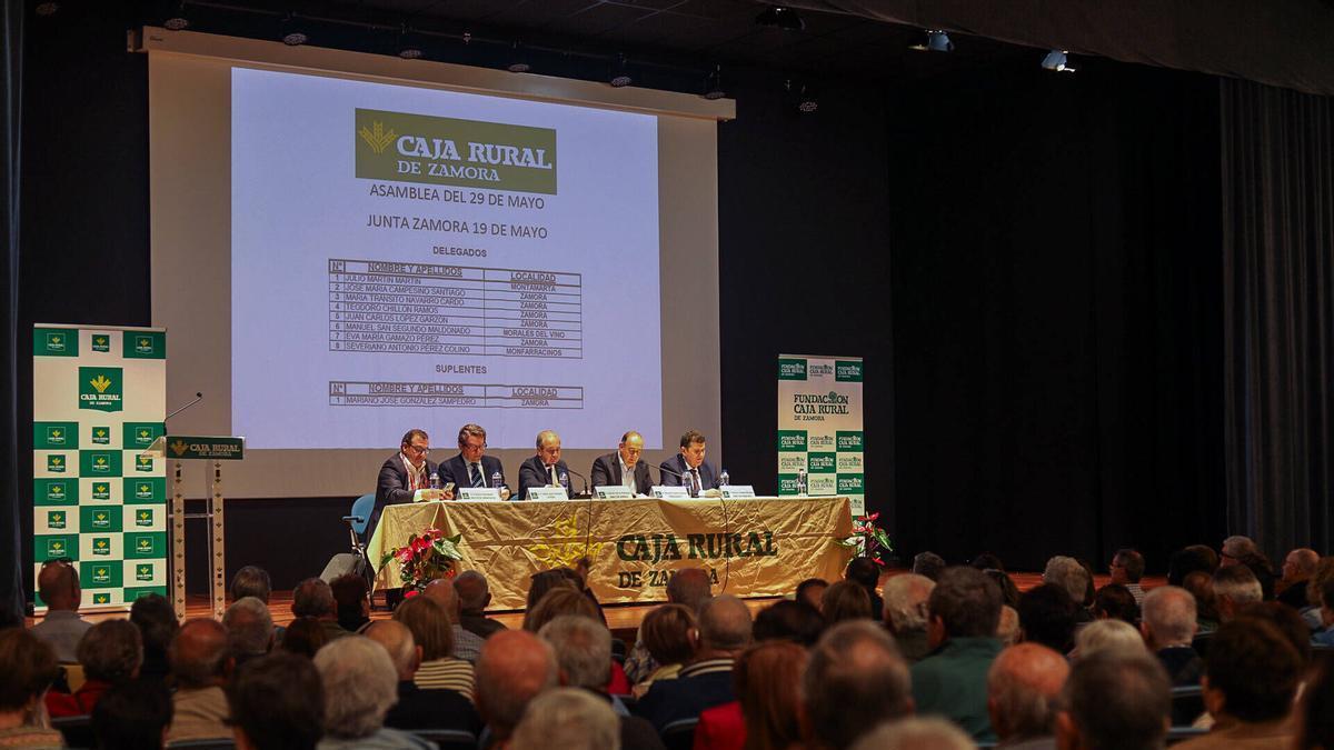 Junta preparatoria para la asamblea general de Caja Rural de Zamora en el paraninfo del Colegio Universitario.