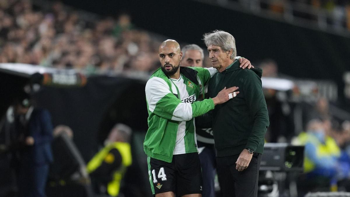 Sofyan Amrabat saluda a Manuel Pellegrini tras el cambio durante el Betis-Panathinaikos de Europa League en La Cartuja