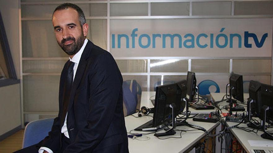 El director de Información TV en la redacción de Informativos