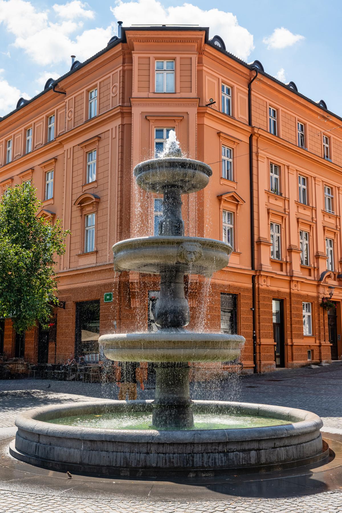 Fuente en una plaza en Liubliana, Eslovenia