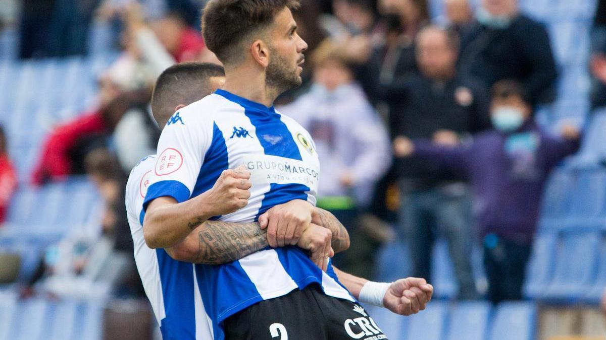 Álex Martínez levanta a Raúl Ruiz durante la celebración de uno de los cinco goles marcados el último curso por el canterano.