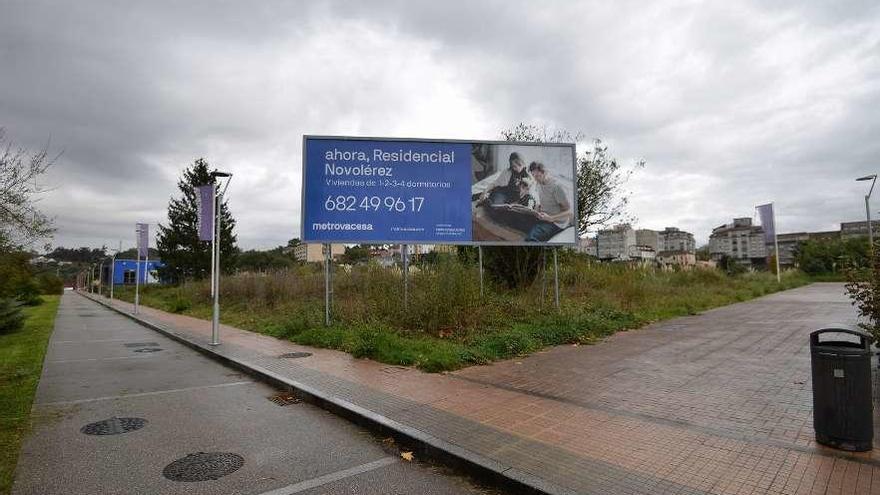 Cartel de Metrovacesa donde se anuncian los pisos autorizados ayer por el Concello. // G. Santos