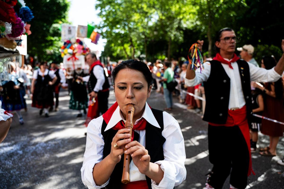 Fotogalería | Las imágenes de Jato: el desfile de los festejos de la provincia de Cáceres llena Cánovas con su colorido flolclórico