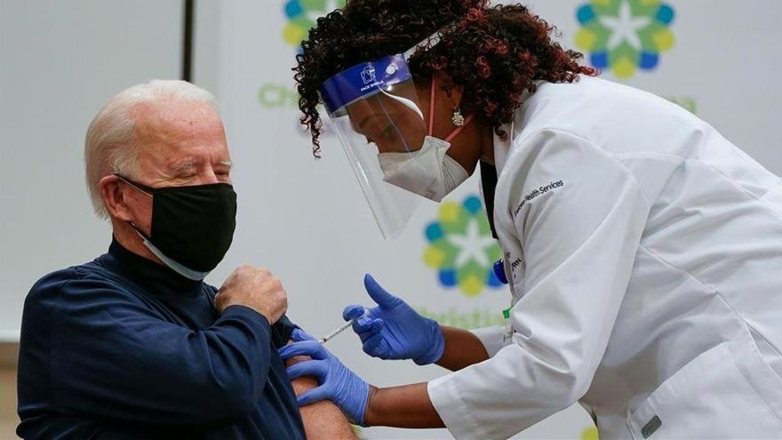 Biden recibe la vacuna del covid-19