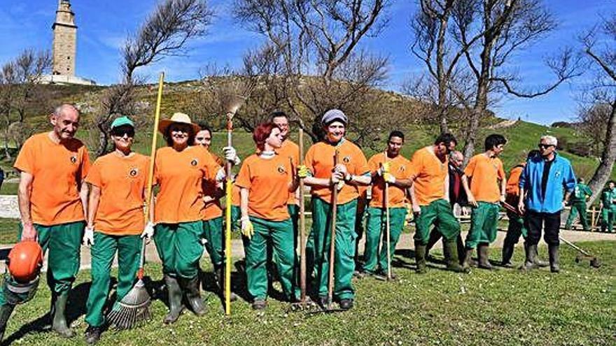 Participantes nun obradoiro de emprego para acondicionar o entorno da Torre de Hércules.