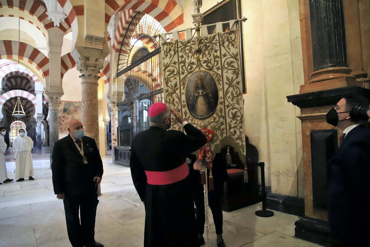 El Simpecado del Rocío en la Catedral El Simpecado del Rocío en la Catedral