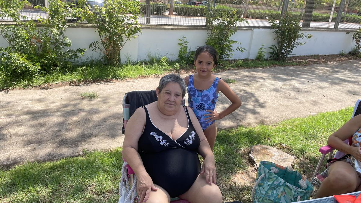 Una abuela y su nieta en la piscina de Silla.