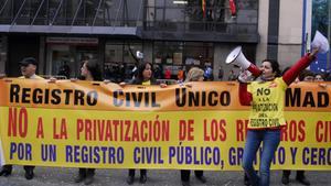 Protesta contra la privatización, ante el Registro Civil de Madrid. 