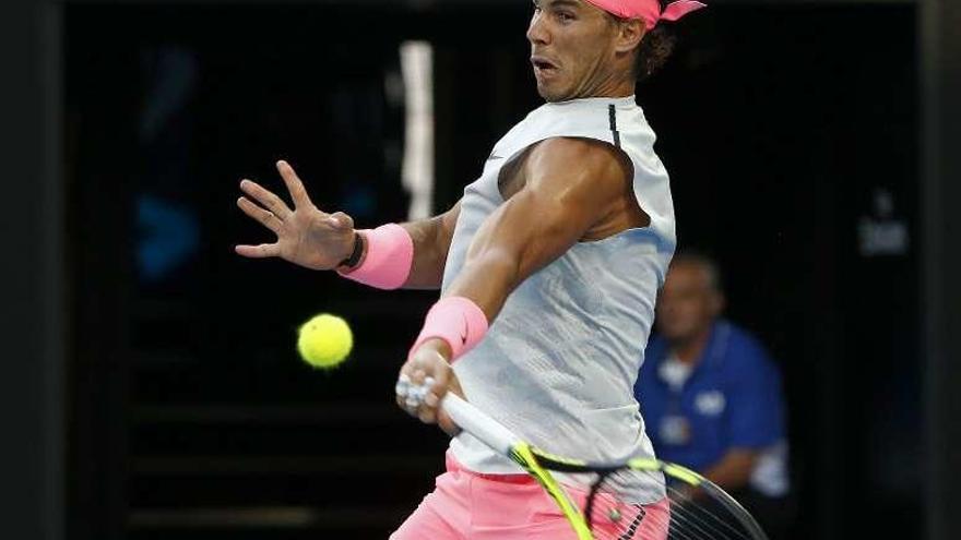 Rafael Nadal golpea a la pelota en el último Open de Australia.