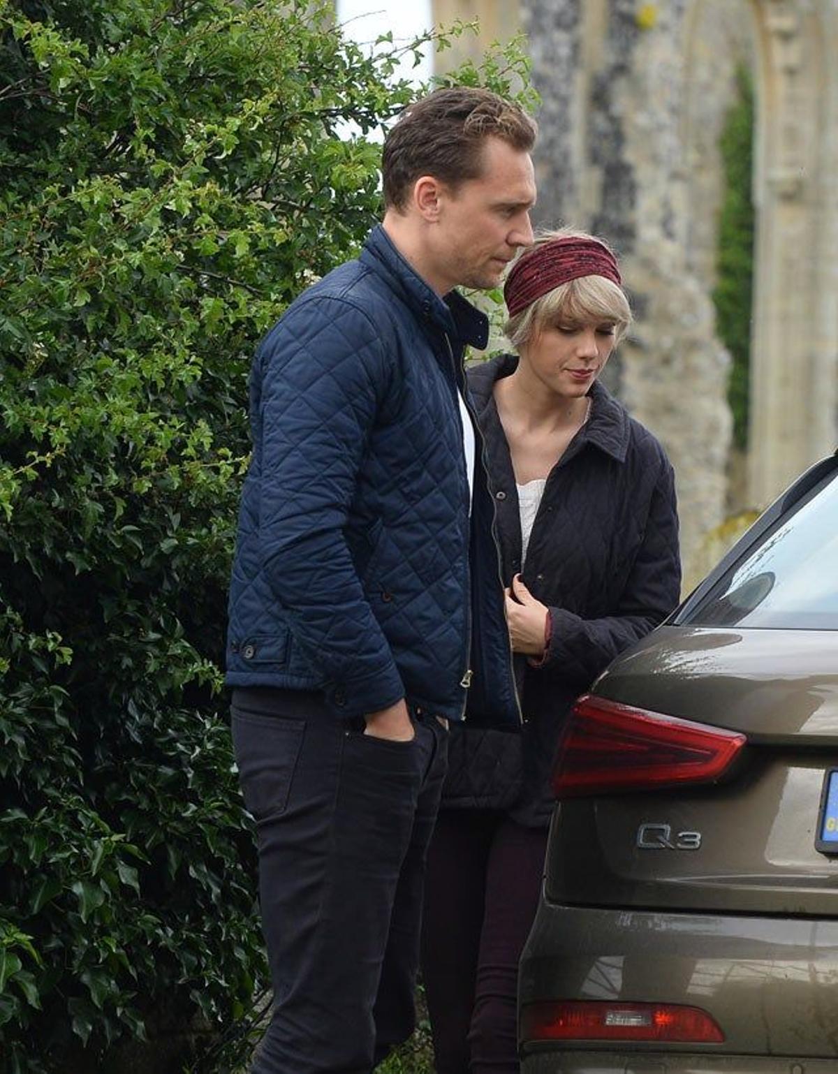 Tom Hiddleston y Taylor Swift al lado de su coche de alquiler en Suffolk