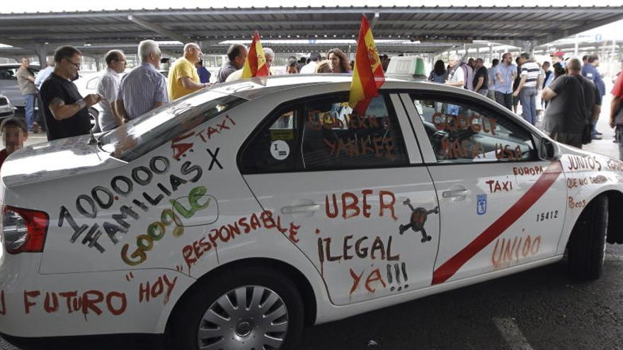 Taxistas protestan contra el servicio Uber.