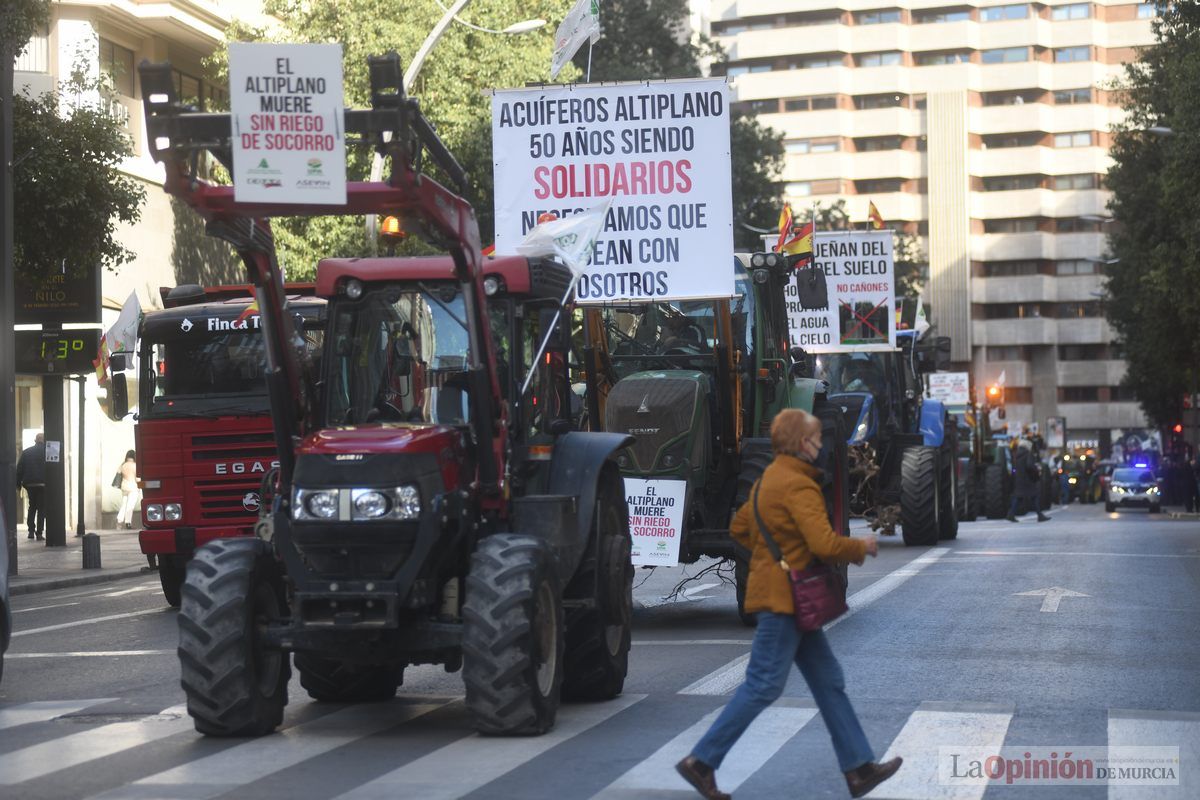 Miles de agricultores y ganaderos toman las calles de Murcia