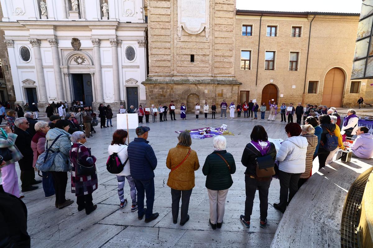 En imágenes |  El movimiento Revuelta de las Mujeres en la Iglesia alza la voz en Zaragoza por la igualdad