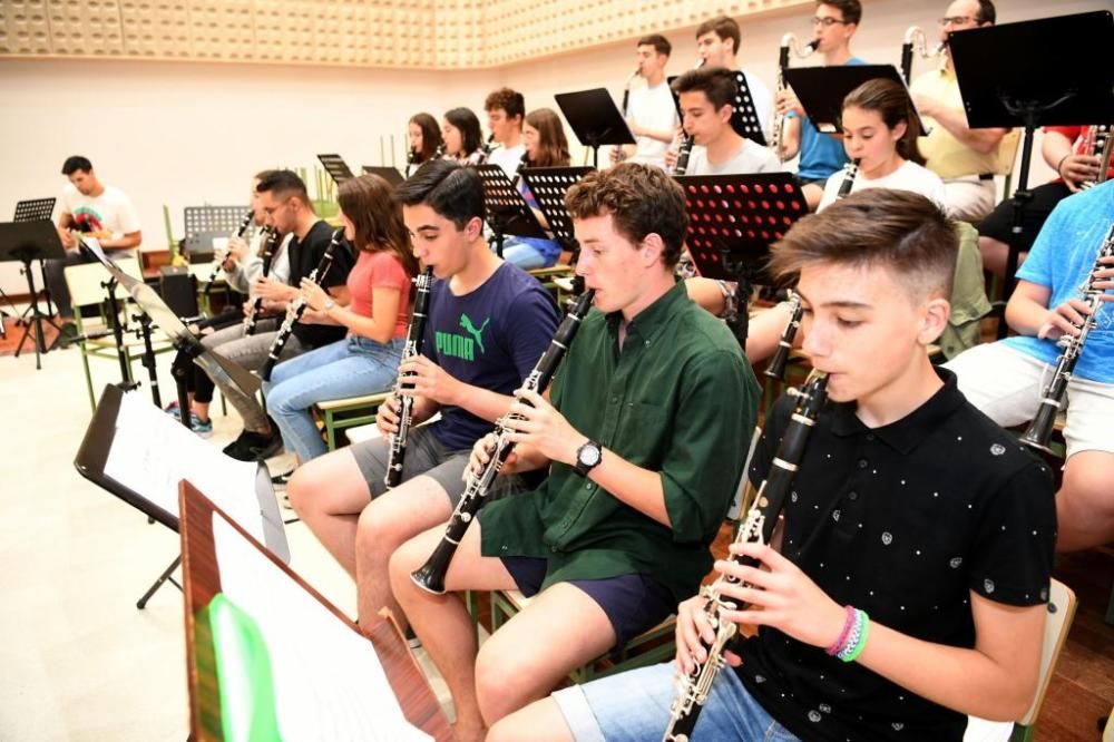 Los alumnos de la Escuela de Música y el Conservatorio Profesional se unen en la CoruClarinet Orquesta y sustituyen las partituras de Bach o Beethoven por temas de Queen, Led Zeppelin o Deep Purple.