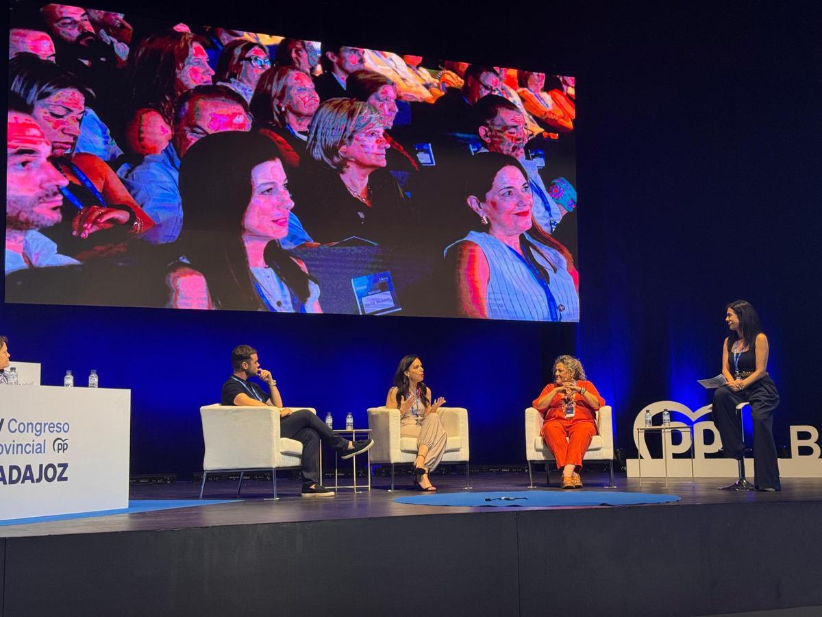 Una de las mesas redondas celebradas durante el XV Congreso Provincial del PP de Badajoz en Mérida.