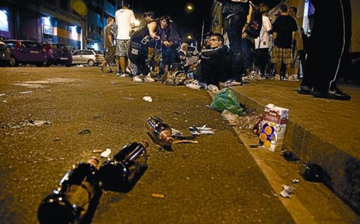 Restos del botellón en Pere IV.