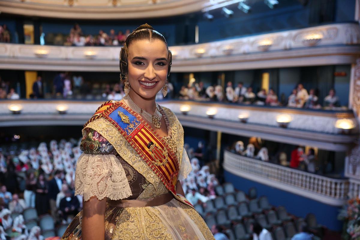 Carmen Prades visita Alicante para la proclamación de la Bellea del Foc, María Pastor